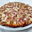 Pizza Artesana al Gusto – Tomate + Queso + 3 Ingredientes.