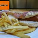 Perrito con queso, bacon y patatas